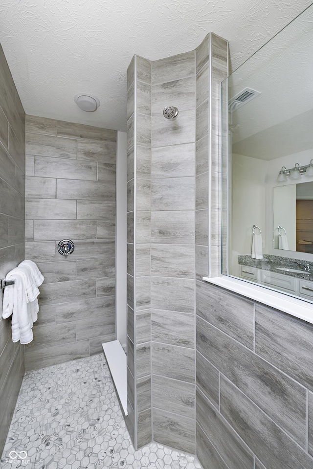 bathroom featuring a tile shower