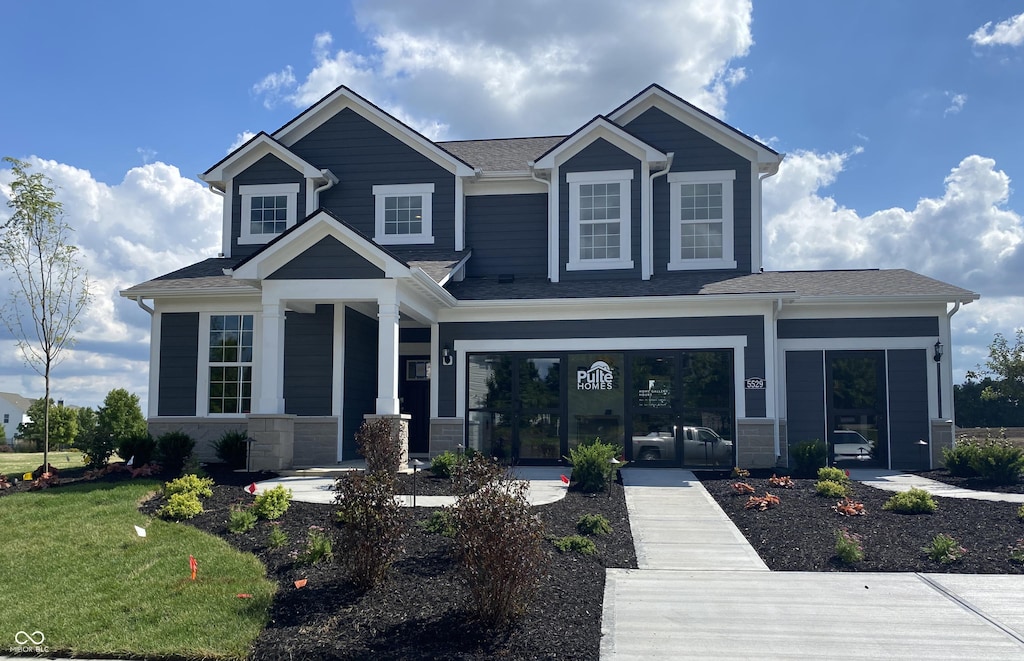 craftsman-style home featuring a front yard