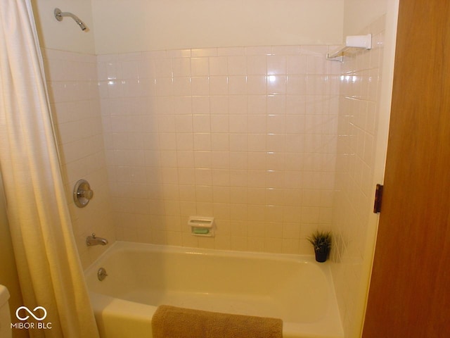 bathroom featuring shower / tub combo