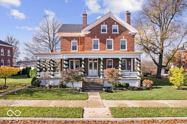 view of front facade featuring a front yard and covered porch