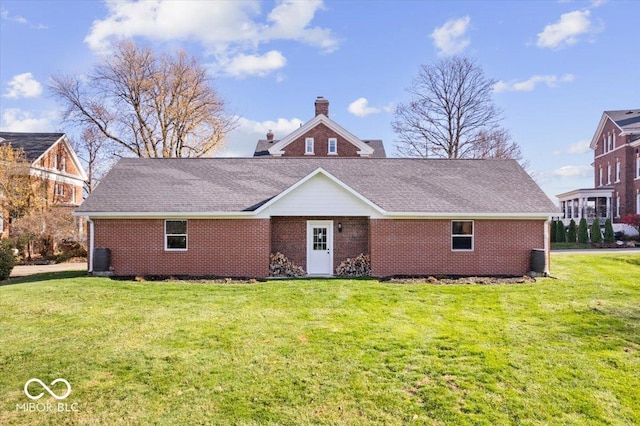 view of front facade with a front lawn