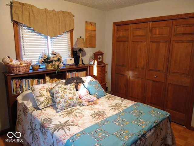 bedroom featuring a textured ceiling and a closet