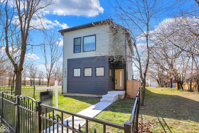 1656 Roosevelt Ave, Indianapolis, IN 46218 - view of front of home with a front yard and fence