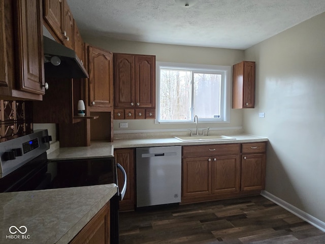 kitchen with a textured ceiling, dark hardwood / wood-style floors, sink, and appliances with stainless steel finishes