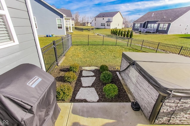 view of yard featuring a hot tub