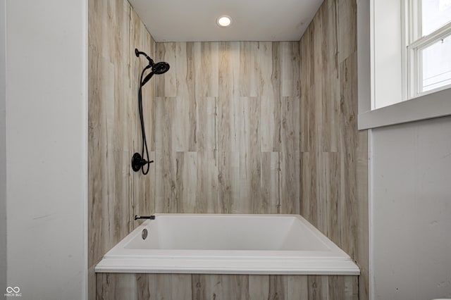 bathroom with tiled shower / bath