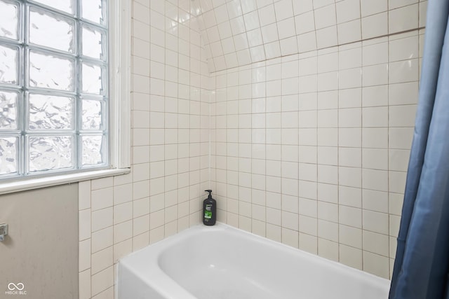 bathroom with shower / tub combo