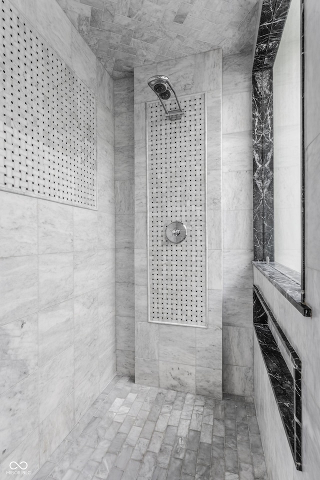 bathroom featuring a tile shower