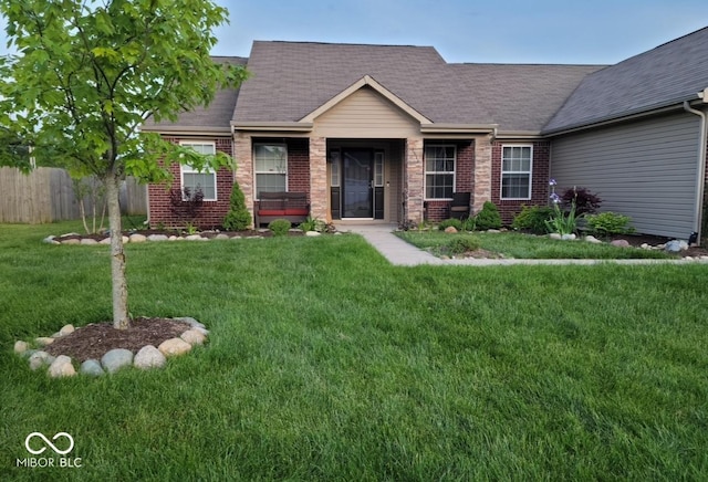 view of front of property featuring a front yard