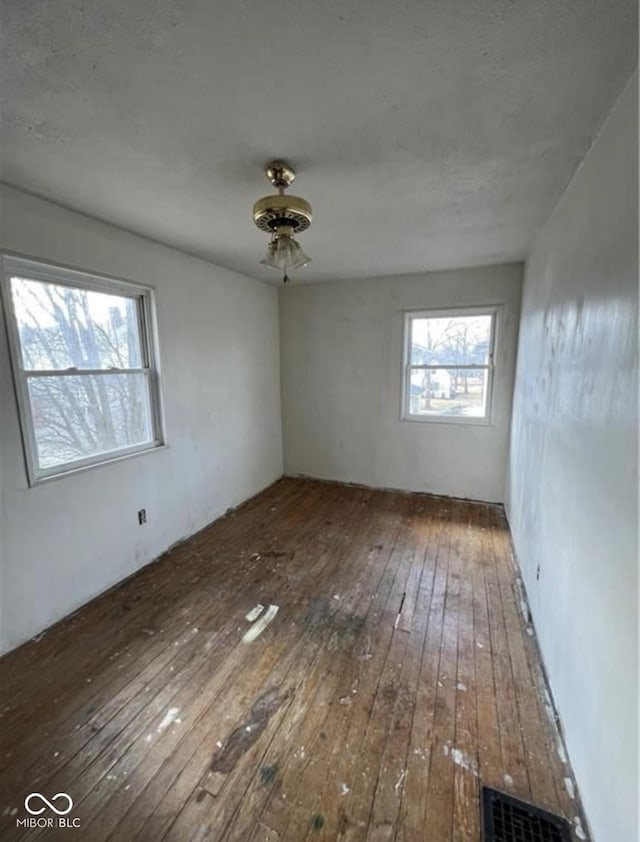 spare room featuring dark hardwood / wood-style flooring and ceiling fan