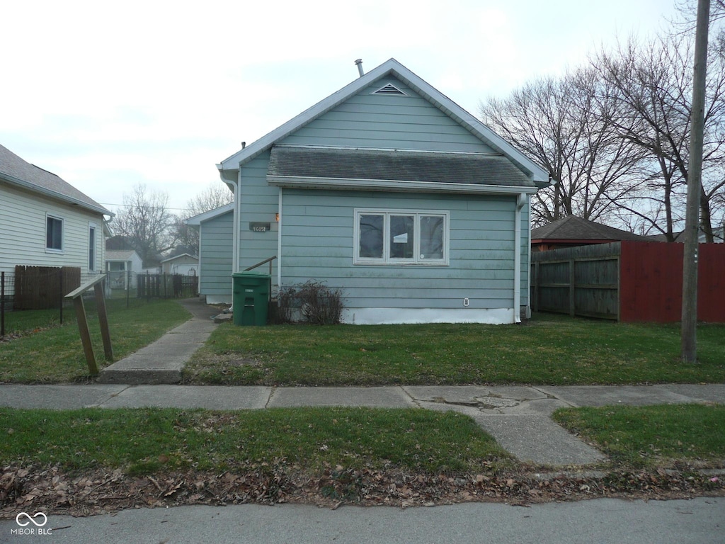 view of front facade featuring a front lawn