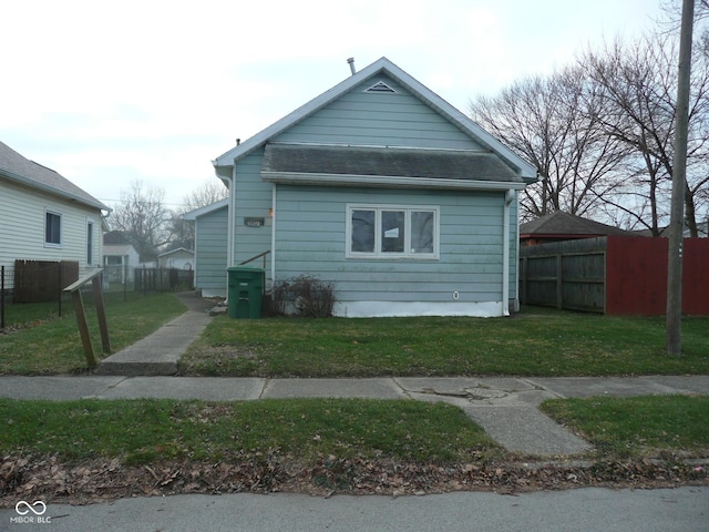 view of front facade featuring a front lawn