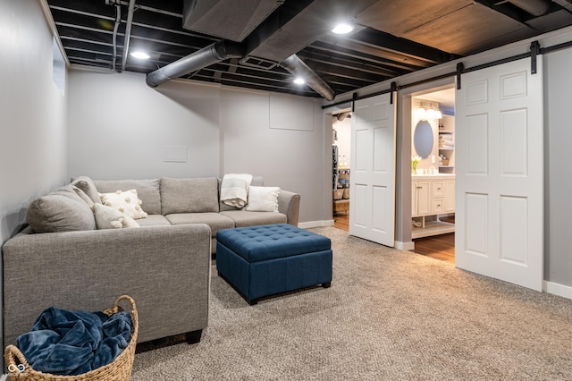 living room featuring carpet flooring and a barn door