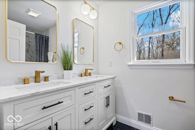 bathroom with a shower with shower curtain and vanity