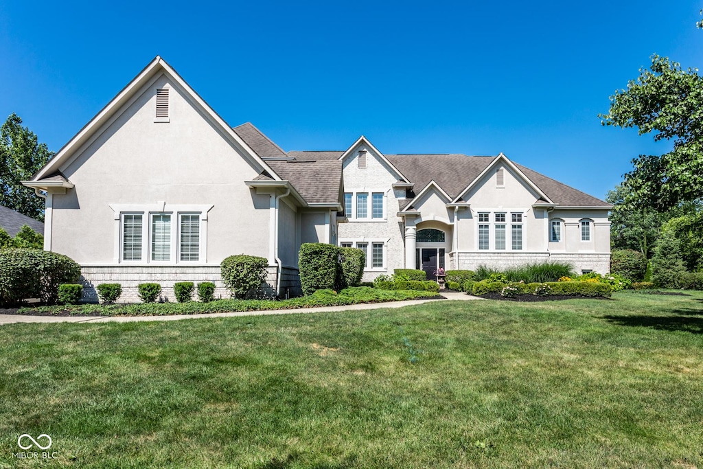 view of front facade featuring a front yard