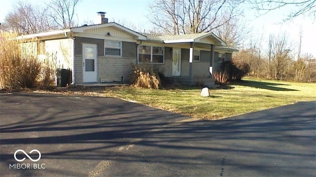 view of front of property with a front yard