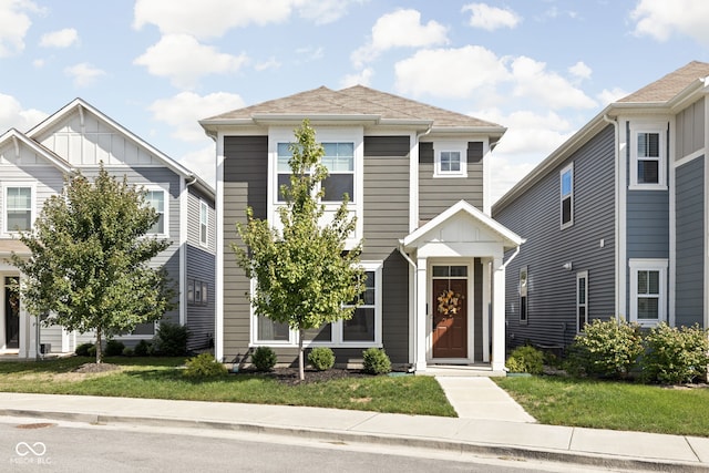 view of front facade featuring a front lawn