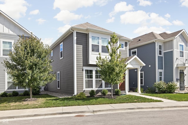 view of front of property featuring a front lawn