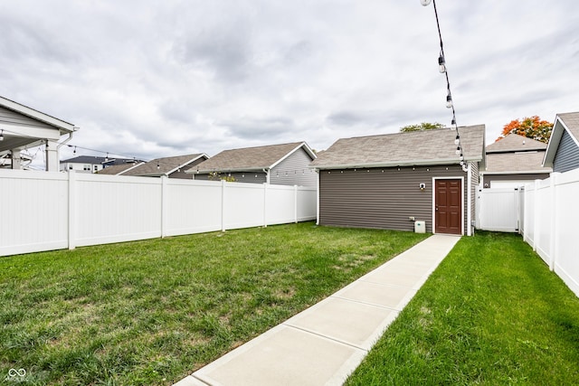 view of yard featuring an outbuilding