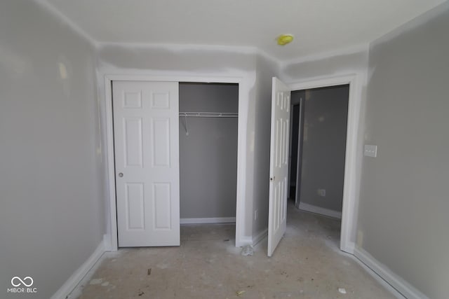 unfurnished bedroom featuring baseboards and a closet