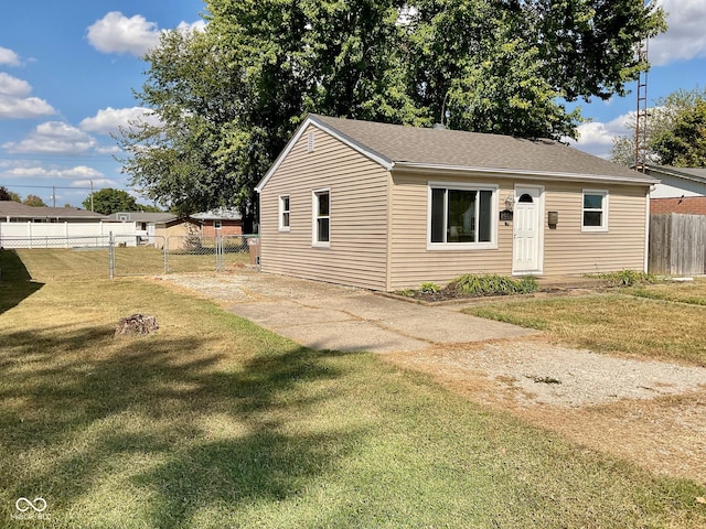 view of front of property featuring a front lawn