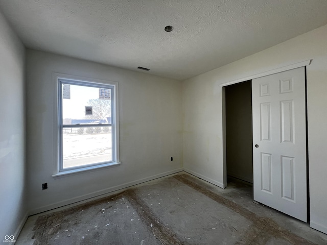 empty room featuring a textured ceiling