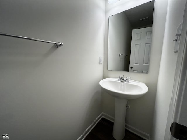 bathroom with visible vents, baseboards, and a sink