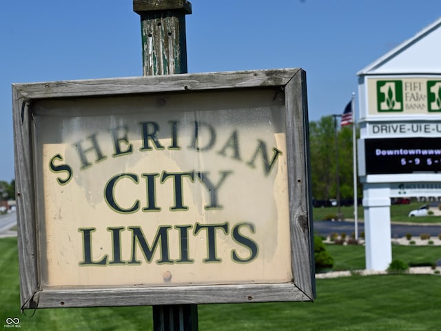 community / neighborhood sign featuring a yard