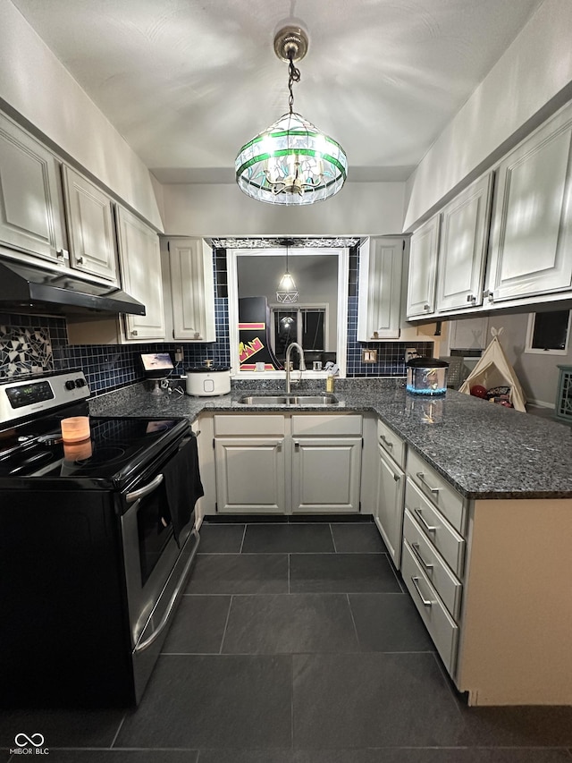 kitchen with decorative light fixtures, sink, kitchen peninsula, a notable chandelier, and stainless steel electric range