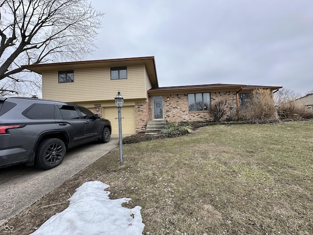 view of front facade featuring a garage and a front lawn