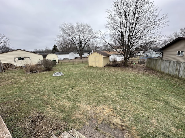 view of yard featuring a storage shed