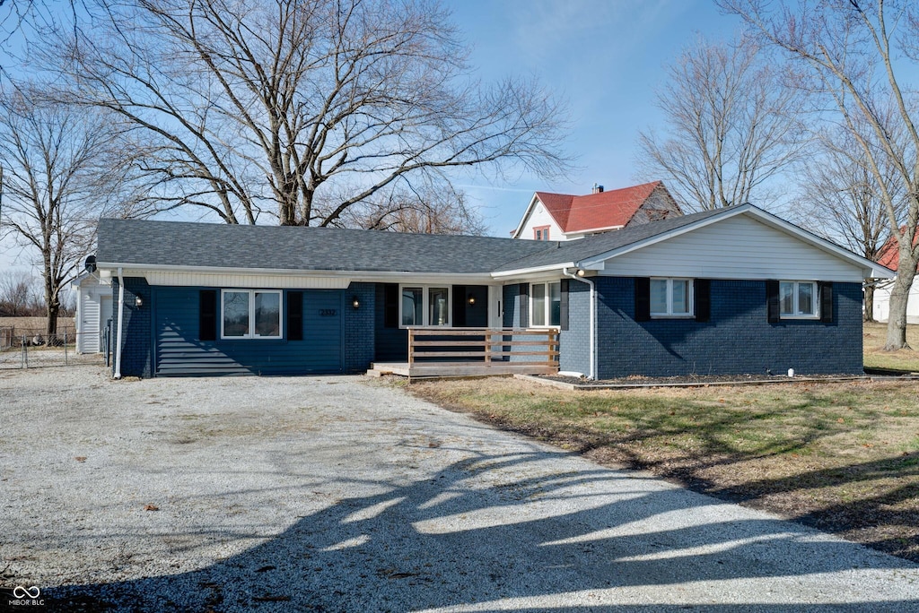 single story home with covered porch