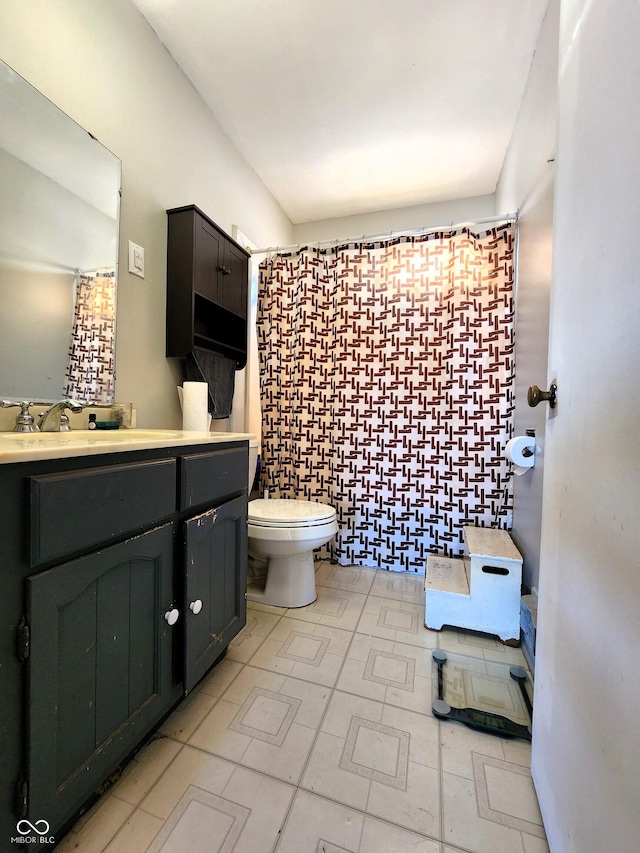 full bathroom featuring curtained shower, toilet, and vanity