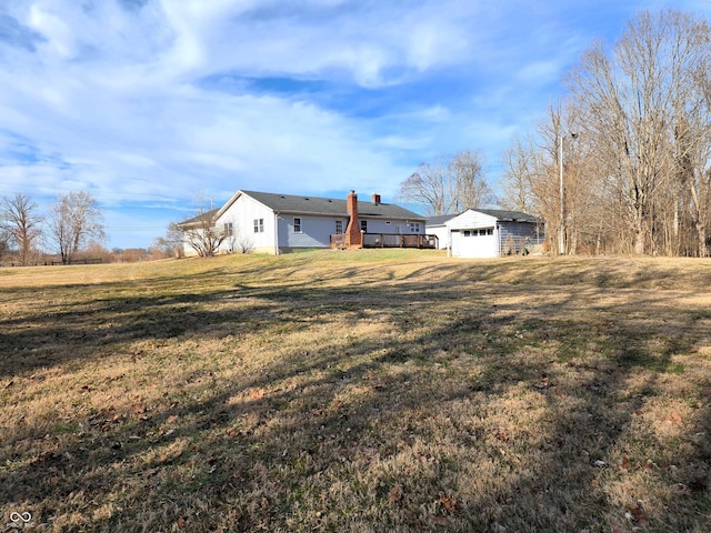 view of yard featuring a detached garage and an outdoor structure