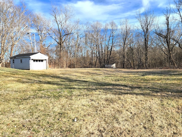 view of yard featuring a detached garage and an outdoor structure