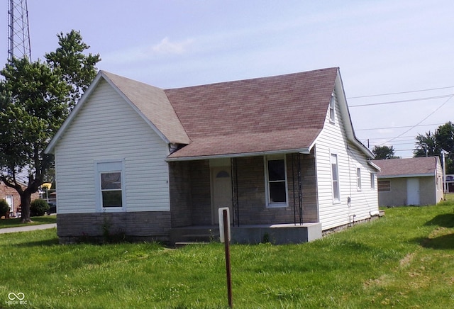 view of front of house with a front yard and covered porch