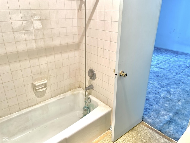 bathroom featuring tiled shower / bath combo