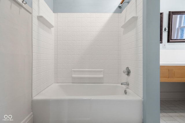 bathroom featuring tiled shower / bath combo