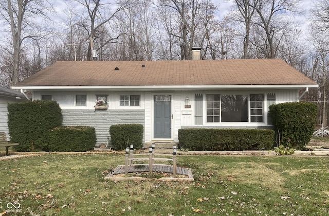 view of front facade with a front yard