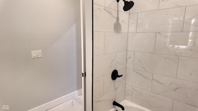 bathroom with tiled shower / bath