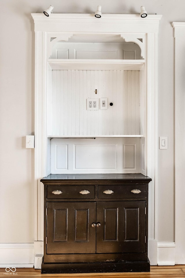 details featuring hardwood / wood-style floors