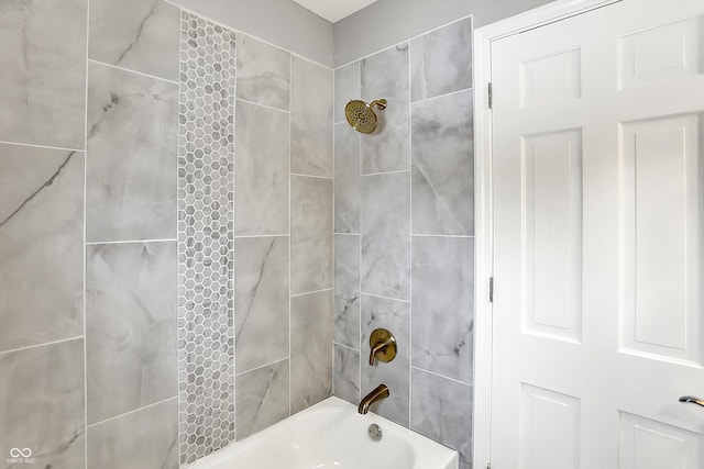 bathroom with tiled shower / bath