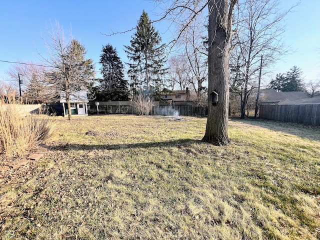 view of yard with an outbuilding and fence