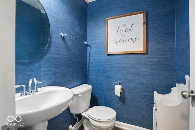 bathroom featuring toilet and sink