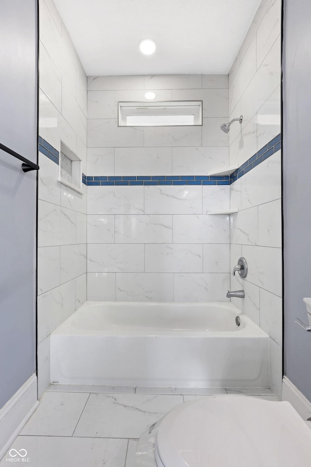 bathroom with tiled shower / bath