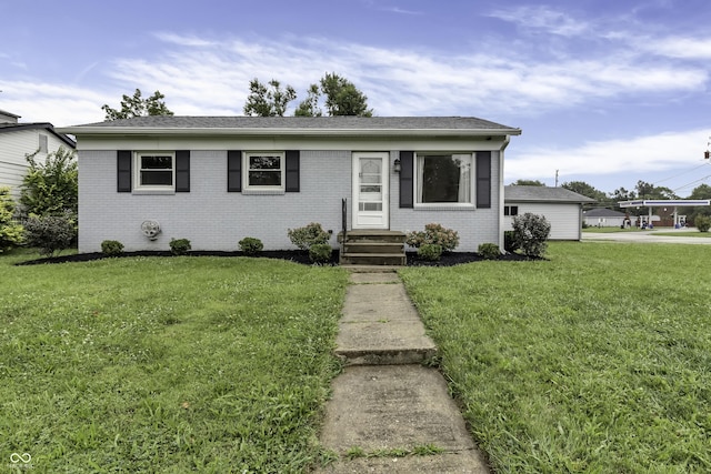 view of front of house featuring a front lawn