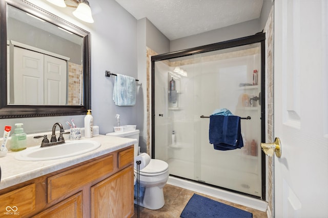 bathroom featuring toilet, a textured ceiling, tile patterned floors, and an enclosed shower