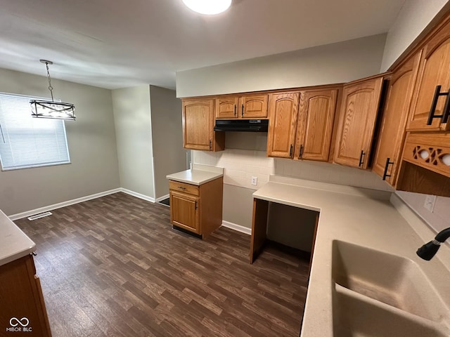 kitchen featuring decorative light fixtures, tasteful backsplash, a notable chandelier, dark hardwood / wood-style floors, and sink