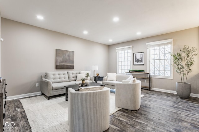 living area with dark wood-style floors, recessed lighting, and baseboards