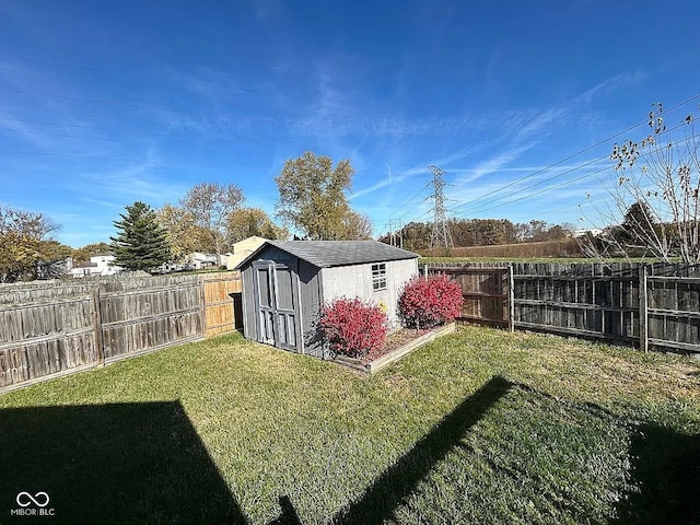 view of yard featuring a shed